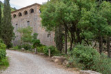 <center>Abbaye de Fontfroide.</center>L’abbaye de Fontfroide voit le jour en 1093, sur les terres données à quelques moines bénédictins par le Vicomte de Narbonne. L’abbaye tire son nom de la source se trouvant à proximité, la Fons Frigidus, la Fontaine Froide. Outre l’eau, les religieux pouvaient trouver dans le massif le bois et la pierre pour la construction du monastère. Mais Fontfroide ne se développe réellement qu’après 1145 et son rattachement à l’Ordre de Cîteaux, s'affiliant ainsi à un ordre réformateur qui propose une organisation de la vie monastique originelle et une pensée nouvelle qui se traduisent dans l’architecture. La communauté de l’abbaye sera constituée de 80 moines et environ 250 frères convers. Grâce aux nombreuses donations et rachat de terres, l’abbaye deviendra une des plus riches en Chrétienté, possédant plus de 20 000 hectares de terre. A la demande du roi d’Aragon, Fontfroide essaimera dans l’actuelle Catalogne en fondant le monastère de Poblet.