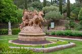 <center>Abbaye de Fontfroide.</center>Juste avant d'entrer dans la Cour d'Honneur, se trouve une sculpture d'Apollon menant son char.
A l'antiquité, il évoque le lever du soleil, une lumière divinisée. A Versailles, ce thème prend une place centrale dans les somptueux jardins de Louis XIV, le roi-soleil. Placée ici par Gustave Fayet, elle semble annoncer le style de la Cour d'Honneur et au-delà, l'amour des jardins, l'esprit, la spiritualité, et l'œuvre d'Odilon Redon dont c'était un des thèmes favoris.