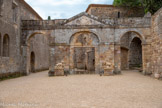 <center>Abbaye de Fontfroide.</center>Cour d’honneur. Le porche et l’arcature à trois baies « classiques » sont installés au XVIIIe siècle. Les Frégose font probablement aménager des Jardins à l’italienne derrière le mur ouest (XVIe / XVIIe siècle). La baie du milieu, fermée par une grille de fer forgé, s’orne d’un fronton triangulaire classique. Cet ensemble se colore de l’ocre, rose et incarnat de grès, du vert des feuillages, de l’azur du ciel.