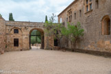 <center>Abbaye de Fontfroide.</center>Cour d’honneur. Au premier étage, des logis abbatiaux remplacent les deux tiers d’un ancien dortoir. Les fenêtres à meneaux de style Renaissance montre la vie de château que menaient les moines au XVe-XVIIe siècles, après que le dortoir des convers ait été divisé, 2/3 pour les logements des abbés commendataires, 1/3 pour le dortoir des convers (à l'autre bout du bâtiment).