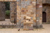 <center>Abbaye de Fontfroide.</center>Cour d’honneur. Le lion.