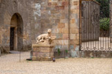 <center>Abbaye de Fontfroide.</center>Cour d’honneur. A gauche, la Porte Romane est l'unique entrée de l'abbaye au Moyen Âge. Malgré la modeste apparence de cette porte, elle est un très bel exemple d’architecture romane dans sa rude et pure simplicité. La lionne.