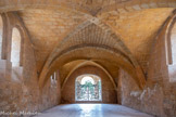 <center>Abbaye de Fontfroide.</center>Réfectoire des convers. Les grilles en fer forgé au motif de pampres sont installées par Gustave Fayet au début du XXe siècle. Les cisterciens suivent la règle de saint Benoît, mais développent une nouvelle organisation plus orientée vers la prière. Ils confient les travaux agricoles à des laïcs, qui sans être moines, forment une communauté suivant des rites religieux. Ce sont les frères convers. Les deux communautés vivent ensemble et séparément.
La vie des moines s'organise autour du cloître. Celle des frères convers est aux champs.
A son apogée (XIIIe siècle), Fontfroide compte une centaine de moines, et environ le double de frères convers. L'abbaye dispose alors d'un immense domaine agricole s'étendant jusqu'à Béziers et la Catalogne...