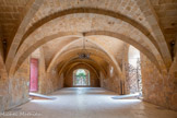 <center>Abbaye de Fontfroide.</center>Réfectoire des convers. Dans la vaste salle alors très sombre, on n'entend que le bruit des cuillers en bois et la voix du lecteur qui nourrit les esprits... Les frères convers sont assis, dos au mur, sur de longues et étroites tables sans vis-à-vis. Le réfectoire n'est pas chauffé, il y fait frais ou froid selon les saisons, ils mangent en silence, le pain, les légumes, la bouillie, les fruits... avant de reprendre le travail ou de rejoindre le dortoir en empruntant la petite porte qui donne sur la ruelle au fond du réfectoire, seul accès au réfectoire au Moyen Âge.