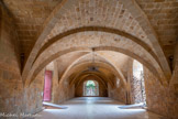 <center>Abbaye de Fontfroide.</center>Réfectoire des convers. Ce réfectoire construit à la fin du XIIe siècle peut recevoir jusqu’à 200, peut-être 250 convers à son apogée grâce à sa longueur avoisinant les cinquante mètres. Au Moyen Âge, le réfectoire est beaucoup plus sombre. Les trois grandes ouvertures sont postérieures au XVe siècle. Les arcs doubleaux de profil carré, les ogives et les nervures se fondent dans les murs.