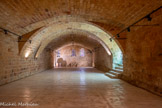 <center>Abbaye de Fontfroide.</center>Le cellier est une salle basse, voûtée avec de vastes proportions, aux murs épais pour préserver la fraîcheur de la nourriture. On y entrepose les fèves, les lentilles, l'huile, le vin... C'est un lieu vital que l'on surveille avec vigilance, même la nuit. Au centre du cellier, sur la gauche, un escalier caché dans le mur mène au dortoir des convers (bâti dans l’œuvre du mur est du cellier,
intégré dans le voûtement). Les granges monastiques sont une innovation cistercienne. Ce sont des dépendances agricoles implantées dans des lieux plus ou moins éloignés de l'abbaye. Pour exploiter ces lieux isolés, les cisterciens y détachent les frères convers. Ils ne sont pas tenus d'assister à la messe tous les jours, et peuvent demeurer dans les granges s'ils sont à plus d'une journée de marche. Ce que les moines ne pourraient pas faire sans déroger à la règle.