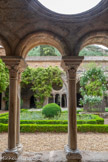 <center>Abbaye de Fontfroide.</center>Le cloître. Grand oculus et colonettes de marbre, leurs chapiteaux offrent les motifs végétaux les plus variés.