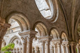 <center>Abbaye de Fontfroide.</center>Le cloître. Les chapiteaux des colonnettes offrent des motifs végétaux les plus variés.