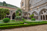 <center>Abbaye de Fontfroide.</center>Le cloître. Le cloître joue sur les symboles. La forme ronde des oculi est de l'ordre du divin, tandis que le carré -ou presque- formé par les galeries est l'ordre terrestre. De même, 3 oculi groupés évoquent la Trinité : le Père, le Fils, le Saint-Esprit.