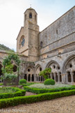 <center>Abbaye de Fontfroide.</center>Le cloître. Un premier cloître, bâti de la fin du XIIe siècle au début du XIIIe siècle, fut élevé selon les règles de l’art roman. L’ensemble des parties basses, notamment la double procession des colonnettes et leurs chapiteaux à décor de feuillages supportant des petits arcs plein cintre, appartient à cette époque, mais c’est alors une charpente de bois avec son toit en appentis qui couvrait les quatre galeries.