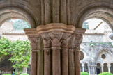 <center>Abbaye de Fontfroide.</center>Le cloître. Pilier intermédiaire.