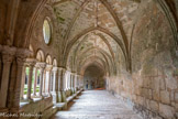 <center>Abbaye de Fontfroide.</center>Le cloître. Tout au long de la galerie existent des bancs où les moines venaient s’asseoir soit pour lire individuellement, soit pour se reposer en méditant ce que leur mémoire et leur cœur avaient retenu de la liturgie ou de la lecture. La croisée d’ogives y est accompagnée d’un lierre longitudinal torique et les compartiments très bombés sont appareillés en lit concentrique.