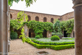 <center>Abbaye de Fontfroide.</center>Le cloître.