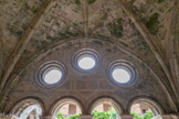 <center>Abbaye de Fontfroide.</center>Le cloître. Trois petits oculi.