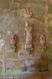 <center>Abbaye de Fontfroide.</center>Le cloître. Derrière une statue bourguignonne de la Vierge à l’Enfant et au panier de roses, on peut voir l’emplacement obturé de l’armarium. Dans ce placard aménagé sous l’escalier du transept étaient rangés les livres liturgiques nécessaires aux offices, les textes de l’Ancien et du Nouveau Testament, les œuvres des Pères de l’Église.