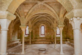 <center>Abbaye de Fontfroide.</center>Salle Capitulaire ou salle du chapitre. Tous les matins, la communauté monastique se retrouve ici pour chanter «prime» (la première heure du jour). Répartis sur les gradins selon leur ancienneté, les moines écoutent leur abbé qui s'installe dans l'axe de la porte au centre des 3 fenêtres, symboles de la Trinité. Son prieur et son cellérier à ses côtés, il lit un chapitre de la Règle de saint Benoît ou 