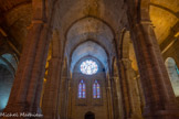 <center>Abbaye de Fontfroide.</center>L'abbatiale. Les vitraux de l’abbaye de Fontfroide sont bien plus récents que le bâtiment lui-même. Commandés au XXème siècle, ils sont, avec leurs couleurs flamboyantes, bien loin des standards cisterciens. Après l’acquisition de l’abbaye en très mauvais état, Mr et Mme Fayet décident de combler les ouvertures alors béantes par des vitraux très colorés. Ils confient la tâche de réaliser ces vitraux à Richard Burgsthal, l’un de leurs nombreux amis artistes, alors peintre et musicien de passage à Fontfroide dès 1908 et qui achève ses travaux après la mort de Gustave Fayet intervenue en 1925. Ils installent à Bièvres la « verrerie des sablons ». L’ensemble des vitraux de l’église est créé dans cette verrerie à partir de 1913.