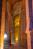 <center>Abbaye de Fontfroide.</center>L'abbatiale. Dans le collatéral sud s’ouvrent cinq chapelles qui datent très certainement du XVe siècle ( à gauche).