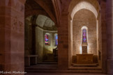 <center>Abbaye de Fontfroide.</center>L'abbatiale. Dans chacun des croisillons s’ouvrent deux chapelles, toutes quatre orientées à l’Est. Les plus proches du sanctuaire ont une forme rectangulaire à chevet plat, les autres plus profondes, se terminent par une petite abside à cinq pans.