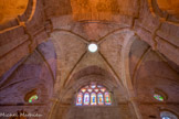 <center>Abbaye de Fontfroide.</center>L'abbatiale. À la croisée centrale du transept, la clef de voûte est remplacée par une ouverture circulaire, un oculus.