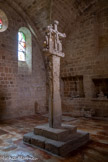 <center>Abbaye de Fontfroide.</center>L'abbatiale. La chapelle des morts avec la croix de pierre (calvaire), illustrée d'un côté, par le Christ, et de l'autre par une vierge au diadème. Cette croix provient de Moussan (XVIe). La chapelle était primitivement dédiée à saint Benoît.