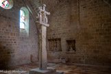 <center>Abbaye de Fontfroide.</center>L'abbatiale. La chapelle des mort. Olivier de Termes, chevalier renommé, d'abord défenseur de la cause cathare, puis croisé et fidèle allié du roi Louis IX, est l'un des grands bienfaiteurs de Fontfroide. Cette chapelle est construite à sa demande. Un gisant y est exposé. Qui est-il ? Un soldat inconnu, jusqu'à l'inauguration des vitraux du père Kim En Joong. Une photo de la chapelle est alors diffusée sur internet, le gisant y figure... deux catalans, Joan Fuguet et Carmen Plaza, reconnaissent leur lointain compatriote : un chevalier de Queralt, l'une des familles les plus puissantes de la Catalogne du XIVe siècle.Christ, et de l'autre par une vierge au diadème. Dans la niche, à droite, la Pietà.