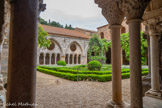 <center>Abbaye de Fontfroide.</center>Le cloître. Dans la seconde moitié du XIIIe siècle, quand Fontfroide, riche de multiples donations, entame le temps de sa plus grande prospérité, un important remaniement est réalisé suivant le goût et les techniques nouvelles, celles de l’âge gothique.