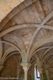 <center>Abbaye de Fontfroide.</center>Salle Capitulaire ou salle du chapitre. Contre les trois murs pleins, arcs et nervures reposent sur les chapiteaux très simples de colonnes engagées. Les tores ne sont là que pour la décoration, ils n'ont aucune fonction de support, ils sont romans.