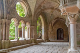 <center>Abbaye de Fontfroide.</center>Le cloître. Dans chaque travée, les colonnettes romanes, toujours en place, sont désormais surmontées d’un haut tympan, percé d’oculi différemment répartis et qui s’inscrit lui-même dans un profond arc brisé. L’ancienne couve rture de bois est remplacée par la pierre.