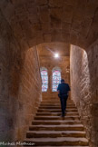 <center>Abbaye de Fontfroide.</center>L'abbatiale. Escalier vers la galerie haute du cloitre.