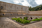 <center>Abbaye de Fontfroide.</center>L'abbatiale. Vue de la galerie haute du cloître.
Cette galerie qui reçoit le soleil, offre une vue d'ensemble sur le cloître.