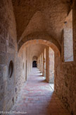 <center>Abbaye de Fontfroide.</center>L'abbatiale. Galerie haute du cloître.