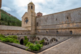 <center>Abbaye de Fontfroide.</center>L'abbatiale. Vue de la galerie haute du cloître.
Cette galerie qui reçoit le soleil, offre une vue d'ensemble sur le cloître.