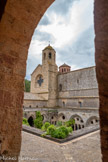 <center>Abbaye de Fontfroide.</center>L'abbatiale. Vue de la galerie haute du cloître.
Cette galerie qui reçoit le soleil, offre une vue d'ensemble sur le cloître.