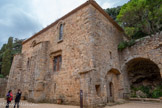 <center>Abbaye de Fontfroide.</center>La chapelle des étrangers. Séparé de l’ensemble des bâtiments, cet édifice est le seul restant des débuts pré-cisterciens de Fontfroide. C’est probablement la première chapelle de l’abbaye avant de servir à partir du XIIe siècle de chapelle destinée aux visiteurs et aux pèlerins n’ayant pas accès à l’église abbatiale. Au XIVe siècle, des contreforts permettent de surélever le bâtiment et de construire une salle, peut-être utilisée comme chapelle par les pères abbés. La chapelle des étrangers abrite aujourd’hui à l’étage la salle Gustave Fayet où sont proposées des expositions temporaires.