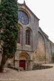 <center>Abbaye de Fontfroide.</center>La porte servait d’entrée principale au monastère. Un arc, vide de tout ornement, dessine un plein cintre. Les claveaux, finement taillés, épanouissent leur éventail en longues lignes trapézoïdales. Un imposant linteau constitué d’un unique bloc, soutient le tympan.