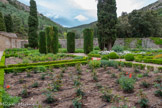 <center>Abbaye de Fontfroide.</center>La roseraie.
Au cœur de l'enceinte monastique, les-jardins riches en senteurs se déclinent en terrasses plantées de rosiers, arbustes, buissons et fleurs de garrigue. Au pied de l'abbatiale, la nouvelle roseraie réhabilitée en 1990 suite à un très grave incendie, compte plus de 1500 rosiers avec 16 variétés différentes dont la Rose des Cisterciens et depuis 2013 2013 une nouvelle variété spécialement créée pour l'Abbaye : la rose Abbaye de Fontfroide.