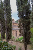 <center>Abbaye de Fontfroide.</center>Les jardins en terrasses.
Implantés sur la colline faisant face aux bâtiments, les jardins en terrasses de Fontfroide ont vraisemblablement été créés sous l’influence de Constance de Frégose, la mère d'un abbé commendataire de Fontfroide, au XVIème siècle et remaniés par la famille Fayet au début du XXème siècle.
Depuis, ils ont subi la tragédie d’un incendie en 1986 et traversé des années d’abandon.
Ils sont aujourd’hui restaurés dans le respect de la végétation locale et des éléments du passé. C'est un jardin à l'italienne, étagé en terrasses, où les statues, les fontaines et les bassins viennent charmer le promeneur