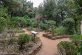 <center>Abbaye de Fontfroide.</center>Le jardin médiéval. Hortus deliciarum.  Jardin médiéval du roman de la rose XIVe - XVe siècles
C'est le « jardin des délices » des nobles et des poètes. D’une dominance de floraisons blanches, ce jardin blanc symbolise la sagesse et la pureté. Ici, il est agrémenté de plessis de châtaignier. A l’époque de la littérature courtoise, le jardin est le lieu des rendez-vous galants des dames et de leurs chevaliers. Les fleurs étaient choisies pour leur parfum et leurs couleurs et associées aux arbres fruitièrs pour charmer les sens. L’hortus deliciarum dessiné par une mère abbesse (Herrade de Hohenbourg) et ses moniales est rempli de représentations charnelles et sensibles de la nature et du corps humain. Pour approcher sa « rose », le poète de l’amour courtois pénètre dans un jardin délicieux où se trouve un étang magique. Quant à l’intérêt des religieux pour le Cantique des cantiques, malgré les attributions symboliques divines des fiancés et l’idée d’interdit, de fermeture, réaffirmée dans l’évocation même des délices, il manifeste plus de sensualité que de sublimation renonçante.