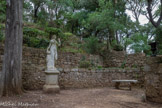 <center>Abbaye de Fontfroide.</center>L’hémicycle.
Terrasses Renaissance XVe - XVIe siècles.
Au XVe et XVIe siècles, le jardin, en rupture avec les jardins utilitaires, s’adresse désormais aux sens. C'est l'apparition des premiers jardins botaniques et des essences végétales horticoles. 
Des éléments faisant référence à l’Antiquité sont mis en scène dans différents espaces de l’abbaye : statues, sculptures. Ici, lis sont mis en valeur par des végétaux tels que les chênes verts, les cyprès, les acanthes et les oliviers.
Le cadre de ce jardin est l’hémicycle de pierre qui pourrait dater des origines des jardins en terrasses.