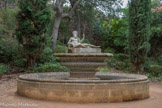 <center>Abbaye de Fontfroide.</center>La terrasse de Neptune.
Jardin classique.
XVIIe - début XVIIIe siècles.
Le jardin « à la française » du XVIIe siècle ressemble aux jardins de le Nôtre. Ce jardin au dessin régulier s’organise autour d'une pièce d’eau imposante : le « Bassin de Neptune ».
Les cyprès structurent l’espace et des haies de Loniceras encadrent la terrasse par des plates-bandes ponctuées d’agapanthes.