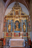 <center>Retable du rosaire.</center>Dans toutes  les  chapelles latérales, des retables,  réalisés dans les années 1670/1750, sont très colorés. Ce retable provient du couvent des ans des grands Augustins de Perpignan. Il est en bois sculpté et doré. La majeure partie de la structure date du XVIIe siècle : les travées latérales, la coquille de la niche centrale ainsi que celle du deuxième niveau avec ses ailerons. Au milieu du XVIIIe siècle a été rajouté des niches et des statues ainsi que la gloire au-dessus de la niche du deuxième niveau. En bas, les cinq mystères douloureux :la flagellation, le couronnement d'épines, au dessus, l'agonie de Jésus au jardin des oliviers, la crucifixion, le portement de croix. Dans les niches : la vierge à l'enfant. Cette statue paraît plus ancienne que le retable (fin XVIe - début XVIIe siècle), avec à gauche, Saint-Dominique, créateur des frères prêcheurs qui a instauré la prière du rosaire, et à droite, Sainte Catherine de Sienne, dominicaine et docteur de l'église. Dans la niche du haut, Saint-Étienne, avec à gauche Saint-Augustin et à droite, Sainte Monique, la mère de Saint-Augustin.
Tout en haut, Dieu le Père tenant un globe crucifère.