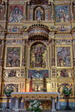 <center>Retable de Baixas.</center>A gauche, le tableau de la naissance de Marie. Sainte Anne est couchée sur son lit pendant que les accoucheuse plongent l'enfant nouveau-né dans un baquet. Des anges aident à la toilette. Au centre, la statue de Notre Dame des Anges. A droite, le tableau de l'Annonciation avec l'ange Gabriel qui fait part de la naissance de Jésus et recueille le oui de Marie. Au dessous, deux évangélistes : saint Marc avec le lion, saint Luc avec le taureau. Au dessus, saint Jean tient en main un calice pour recueillir les gouttes du sang   du Jésus. A gauche, c'est la présentation au temple et la cironcision. Le rabin ressemble à un évêque mitré pour affirmer, suivant la doctrine catholique, que le sacerdoce est de droit divin. A droite, la scène de la Visitation où la Vierge embrasse sa cousine Elisabeth sur le perron de sa maison. Au dessous, deux médaillons représentent un homme et une femme. Ce sont, stylisés, tous les donateurs du retable, c'est à dire la population entière qui a voulu ainsi exprimer sa foi.