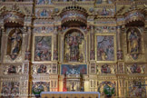 <center>Retable de Baixas.</center>A gauche : la statue de saint Pierre ; le tableau de la naissance de Marie. Sainte Anne est couchée sur son lit pendant que les accoucheuse plongent l'enfant nouveau-né dans un baquet. Des anges aident à la toilette. Au centre, la statue de Notre Dame des Ange est représentée comme une reine majestueuse, une main sur son cœur tandis que l'autre se tend vers nous pour nous inviter à l'amour de Dieu et nous encourager à monter au Ciel  droite : la statue de saint Paul ; le tableau de l'Annonciation avec l'ange Gabriel qui fait part de la naissance de Jésus et recueille le oui de Marie. Au dessous, les quatre évangélistes : saint Jean avec l'aigle, saint Marc avec le lion, saint Luc avec le taureau et saint Matthieu avec l'homme.