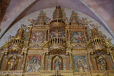 <center>Retable de Baixas.</center>De gauche à droite, de bas en haut : saint Jean Baptiste, Présentation au temple, saint Jean, la Visitation, saint Jacques le Majeur ; le couronnement de la Vierge, la Crucifixion avec  Marie et l'apôtre Jean, la fuite en Egypte. Une multitude d'angelots virevoltent sur toutes les architraves du monument. Deux jouent de la mandoline. Ils sont si nombreux qu'ils ont donné leur nom au retable.