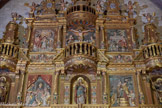 <center>Retable de Baixas.</center>De gauche à droite, de bas en haut : saint Jean Baptiste, Présentation au temple, saint Jean, la Visitation, saint Jacques le Majeur ; le couronnement de la Vierge, la Crucifixion avec  Marie et l'apôtre Jean, la fuite en Egypte.