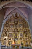 <center>Retable de Baixas.</center>L'ensemble composite a été construit de 1671 à 1676 par Louis Géneres, sculpteur de Perpignan, sur le thème iconographique du triomphe de la Vierge. Il fut doré de 1698 à 1701. Le travail de l'artiste se lit de haut en bas et procède d'une conception théologique qui rappelle le sacrifice du Christ et la médiation de la Vierge Marie dans le mystère du salut. Dominant le retable , au sommet d'une tour, se trouve le pélican mystique (qui ressemble plus à un aigle). La légende dit qu'il ouvre son coeur pour donner à manger à ses petits affamés. C'est un symbole eucharistique., Juste en-dessous , avec la scène de la crucifixion , la réalité est représentée. Entre Marie et l'apôtre Jean, Jésus vient de mourir. Saint Jean, représenté dans la niche en dessous, tient en main un calice comme pour recueillir le sang de Jésus Tout à fait en bas, le tabernacle richement travaillé qui abrite le ciboire contenant les hosties consacrées au cours de la messe.