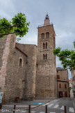 <center>Église Saint-Pierre de Prades</center>Sur le côté sud s'élève le clocher, de style roman, du XIIe siècle, d'environ 30 mètres de haut. La tour est divisée en cinq niveaux séparés par des arcatures et des lésènes. Seuls les trois derniers niveaux sont percés de baies géminées, les deux niveaux inférieurs ayant à soutenir le poids de la tour. Le mur méridional des travées entre la façade occidentale et le clocher possède encore deux baies romanes en plein cintre, l'une étant obstruée; cette construction datée du XIIe peut correspondre à un reste du mur méridional de la nef romane.