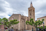 <center>Église Saint-Pierre de Prades</center>Possession de l'abbaye de Lagrasse, les parties les plus anciennes de l'édifice remontent vraisemblablement au XIIe siècle, bien que son origine remonte au moins au XIe siècle.  L'augmentation de la population rend l'édifice roman trop exigu, et au début du XVIIe siècle, il est remplacé par l'édifice actuel, achevé au XVIIIe siècle. L'édifice actuel, de style gothique malgré son époque de construction, est de dimensions imposantes : 43 mètres de long pour 13 mètres de large et 17 mètres de haut. D'aspect austère et massif avec peu d'ouvertures son apparence contraste avec la richesse et les dorures du décor et du mobilier à l'intérieur.