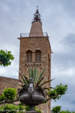 <center>Église Saint-Pierre de Prades</center>Le sommet surmonté d'une flèche en pyramide tronquée à huit pans, est daté de 1852, la différence d'appareil contraste avec les pierres soigneusement appareillées de l'époque romane. Surmonté d'un campanile, le clocher bénéficie de restaurations importantes qui se terminent en 2019 avec la nouvelle pose du bourdon de 850 Kg, XVIIe, réparé par Bodet campanaire.